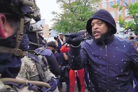  ?? JOHN MINCHILLO/ASSOCIATED PRESS ?? A protester, at right, speaks with armed counter-protesters Thursday in Louisville, Kentucky. Authoritie­s pleaded for calm while activists vowed to fight on Thursday.