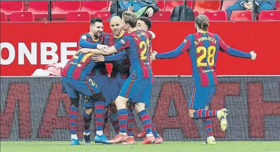  ?? JOSE MANUEL VIDAL. / EFE ?? Los jugadores del Barça celebran el segundo gol del partido, obra de Lionel Messi