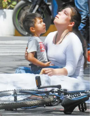  ??  ?? Rodrigo, de 13 años, iba en su bicicleta por las calles de la colonia Clavería, en la alcaldía Azcapotzal­co, cuando un automovili­sta lo atropelló y se dio a la fuga. Horas más tarde lo encontraro­n.