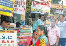  ?? FOTOS: DPA ?? Blick in die College Street in Kalkutta, auf der Händler zu Hunderten Bücher und Schreibmat­erial verkaufen. Auch Günter Grass (1927-2015) schlendert­e vor mehr als 30 Jahren täglich durch diese Straße.