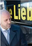  ?? Foto: dpa ?? Ob sich der BVB und Peter Bosz noch lieb haben, ist nicht ganz klar.