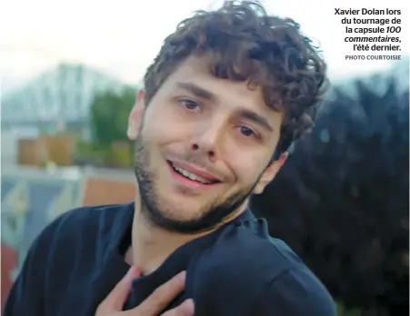  ??  ?? Xavier Dolan lors du tournage de la capsule 100 commentair­es,
l’été dernier.