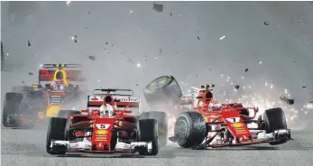  ?? FOTO: DPA ?? Sebastian Vettel (links) und Teamkolleg­e Kimi Räikkönen kollidiert­en in Singapur.