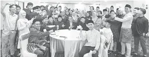  ?? ?? UNTUK ALBUM: Mustapha bergambar kenangan bersama pelajar-pelajar dari Sabah dalam Majlis Ramah Mesra dan Berbuka Puasa bersama Mahasiswa Sabah 2024 di Putrajaya malam kelmarin.