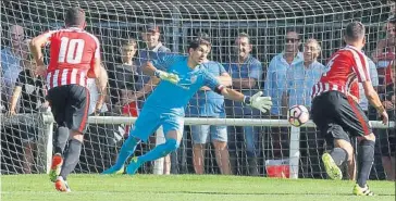  ?? FOTO: MIREYA LÓPEZ ?? Batido Iraizoz no pudo impedir que Burgui abriera el marcador desde el punto de penalti