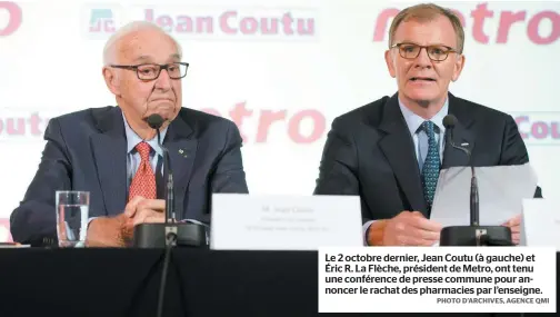  ?? PHOTO D’ARCHIVES, AGENCE QMI ?? Le 2 octobre dernier, Jean Coutu (à gauche) et Éric R. La Flèche, président de Metro, ont tenu une conférence de presse commune pour annoncer le rachat des pharmacies par l’enseigne.