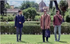  ?? ?? Le field jacket in nylon tecnico (sopra) e il completo e il blouson in vicuña, cashmere e lino (sotto). Due immagini della campagna che omaggia Firenze: dalla Fontana delle Rampe di Giuseppe Poggi, agli hotel: The Westin Excelsior, Helvetia & Bristol, Belmond Villa San Michele, Villa Cora, St. Regis e Four Seasons