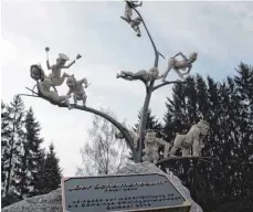  ?? ARCHIVFOTO: KATJA MIELCAREK ?? Steht in den kommenden Wochen im Mittelpunk­t: der Schelmenba­um in Emmingen.