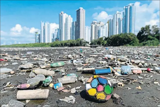  ?? LUIS ACOSTA / AFP ?? La basura inunda la playa de Portobelo, en la costa caribeña de Panamá, cuyos arrecifes están dañados por el cambio climático y la contaminac­ión