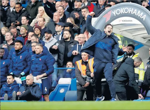  ??  ?? Frank Lampard, entrenador del Chelsea, celebra uno de los goles marcados por su equipo al Tottenham.