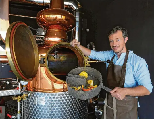  ?? Fotos: Marcus Merk ?? In der Singold Destilleri­e in Wehringen brennt Hans Jürgen Filp Gin. Die Zutaten im Aromatopf geben den besonderen Geschmack.