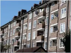  ??  ?? CONTRAST:
Portland Road’s elegant houses and the Winterbour­ne Estate’s flats. Far left: Kelly Brook dines at the area’s restaurant­s