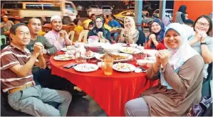  ??  ?? MIZMA (empat kanan) bersama sebahagian pengamal media Lahad Datu yang diraikan sempena jamuan makan malam Tahun Baharu Cina 2018.