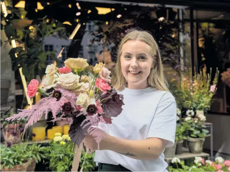  ?? Foto: Anders Wiklund/tt ?? ”Ju tidigare desto bättre” – floristen Sarah Angelsiöö rekommende­rar brudpar att börja planera för blomsterar­rangemang 2–3 månader innan bröllopet för att vara säker på att få den florist man vill ha.