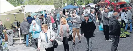  ??  ?? Le public et le soleil étaient aussi de la partie