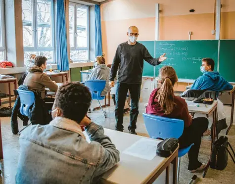  ?? Foto: Julian Leitenstor­fer ?? Lehrer Juri Olbrich unterricht­et an der Mittelschu­le Kaufering ein Klassenmod­ell, das es so nur einmal im Landkreis Landsberg gibt. Hier können Schüler die Mittlere Reife über einen Sonderweg ablegen.