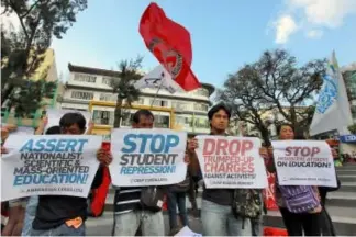  ?? Photo by Milo Brioso ?? CHARGED. Multi - sectoral groups in Baguio and Benguet denounce the terrorist tag against human rights defenders made by the Department of Justice during a recent gathering at the People’s Park.