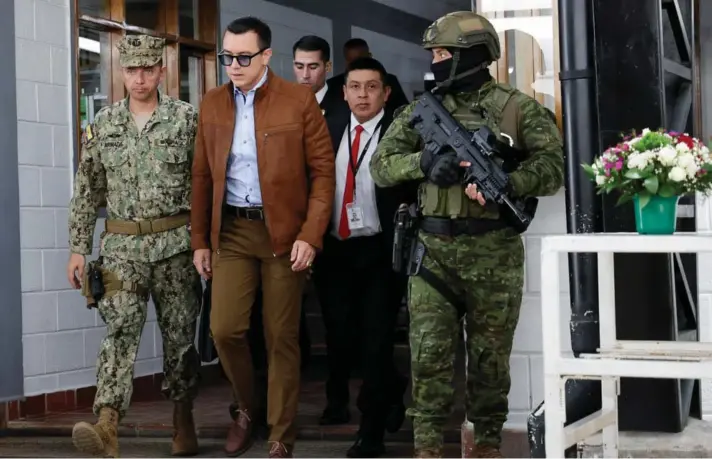  ?? ?? ► Gente protesta frente a la embajada de Ecuador en Ciudad de México