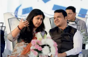  ??  ?? AGREEING TO DISAGREE? Pankaja Munde with former Maharashtr­a chief minister Devendra Fadnavis