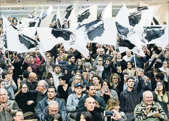  ?? OLIVIER SANCHEZ / EFE ?? Seguidores nacionalis­tas coros, en un mitin ondeando banderas de Córcega con la tradiciona­l cabeza de moro