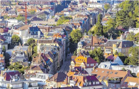  ?? FOTO: ARNULF HETTRICH / IMAGO IMAGES ?? Ausblick auf Stuttgart-Süd mit dichter urbaner Bebauung: Bei den Höhen der Mietpreise liegt die Landeshaup­tstadt an dritter Stelle, nach München und Frankfurt.