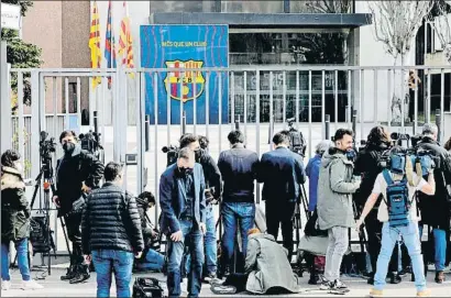  ?? XAVIER CERVERA ?? Expectació­n mediática ayer en los aledaños de las oficinas del FC Barcelona
