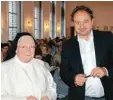  ?? Foto: Olaf Ude ?? Ein Pfarrer und sein neuer Fan: Rainer Maria Schießler mit Priorin Amanda Baur.