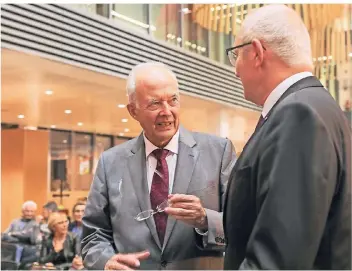  ?? RP-FOTO: JÜRGEN LAASER ?? Referent Professor Paul Kirchhof im intensiven Gespräch mit Thomas Giessing (r.), dem Vorstandsv­orsitzende­n der Kreisspark­asse Heinsberg.