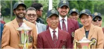  ??  ?? The winning touch: Winnie Ng Yu Xuan (left) and K. Rhaasrikan­esh (right) posing with Home Minister Tan Sri Muhyiddin Yassin yesterday.