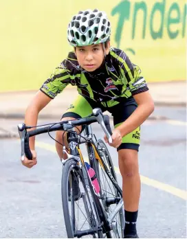  ?? FOTO ?? Johan es un niño que no se separa de su bicicleta. De vez en cuando la cambia por un bate.