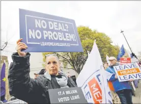  ??  ?? En Londres, ciudadanos del Reino Unido salen a las calles para manifestar su aprobación o rechazo al pacto de salida de la UE.