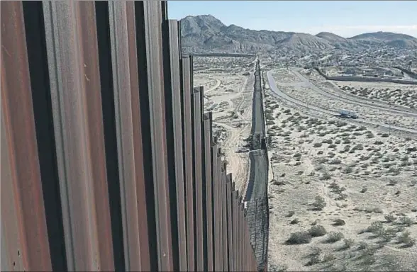  ?? CHRISTIAN TORRES / AP ?? Un camión pasa junto a uno de los controles de la frontera con el estado de Nuevo México, donde la valla ya está levantada