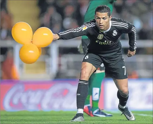  ?? GONZALO ARROYO / GETTY ?? Cristiano, que aparta unos globos, abrió el marcador en la segunda parte al cabecear un buen centro de Carvajal