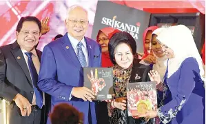  ??  ?? NAJIB (dua, kiri) dan Rosmah (dua, kanan) melancarka­n buku Srikandi Negara sempena Persidanga­n Antarabang­sa Wanita Dalam Politik 2017 di Pusat Dagangan Dunia Putra pada Isnin. -Gambar Bernama