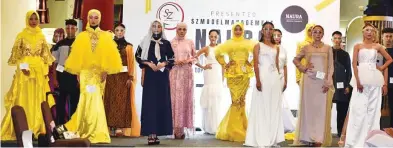  ?? NAURA MODEL FOR JAWA POS ?? PENILAIAN: Para peserta Naura Models Search 2021 tampil bersama di atas catwalk akhir pekan lalu.