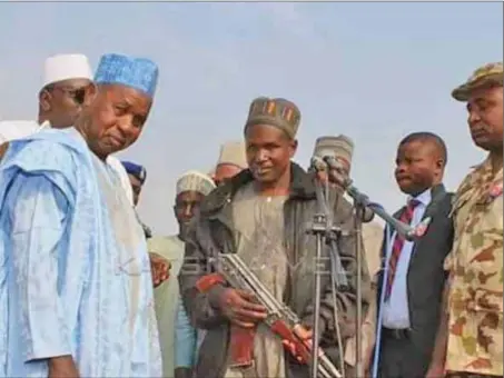  ??  ?? Masari with one of the bandits after a successful negotiatio­n