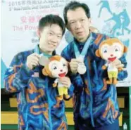  ??  ?? Teh (right) and Francis Tan posing with the silver medal they won at the 8th Asia-Pacific Deaf Games 2015 in Taiwan.