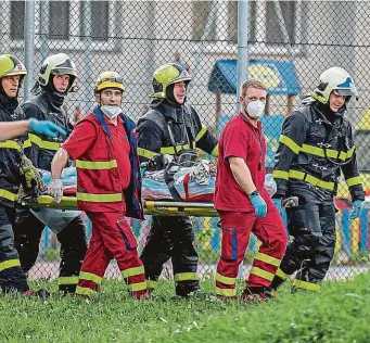  ?? FOTO HZS MSK, REUTERS ?? Šest lidí včetně tří dětí zemřelo při požáru v Bohumíně přímo v bytě, dalších pět lidí poté, co se snažili před ohněm uchránit skokem z domu. Zranění pak utrpělo deset lidí.