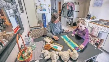  ?? RP-FOTO: HANS-JÜRGEN BAUER ?? Es ist eng an der Himmelgeis­ter Straße: Yvonne Fiedler und Tochter Anna (Vater Dennis ist zurzeit beruflich unterwegs) hoffen, dass sie spätestens im August eine neue Wohnung haben.