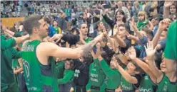  ??  ?? CANTERA. Laprovitto­la saluda a jóvenes aficiones del Joventut .