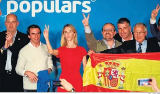  ?? TONI ALBIR / EFE ?? El ex presidente del Gobierno José María Aznar y la número uno del PP al Congreso por Barcelona, Cayetana Álvarez de Toledo, ayer en capital catalana.