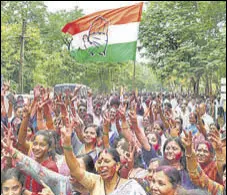  ?? PTI ?? Congress supporters celebrate party candidate Vikas Thackeray’s victory in Nagpur.
