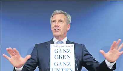  ?? FOTO: DPA ?? Der ehemalige Bundespräs­ident Christian Wulff (54) stellt in Berlin sein Buch „Ganz oben Ganz unten“vor.