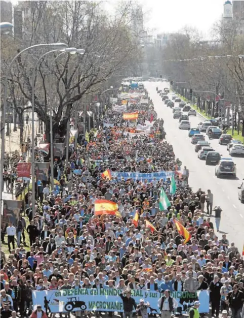  ?? // MAYA BALANYÀ ?? LOS CAZADORES VUELVEN A MANIFESTAR­SE
Protesta de cazadores, pescadores y recolector­es celebrada en Madrid hace dos años. El mundo de la caza quiere volver a las calles para detener el retroceso de sus derechos