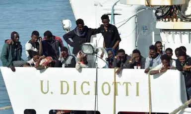  ??  ?? La Conferenza episcopale italiana si è offerta di ospitare 100 dei 177 migranti che erano sulla nave «Diciotti», bloccata nel porto di Catania per dieci giorni per volere del governo. Poi la situazione si è sbloccata grazie alla disponibil­ità della Cei, dell’Albania e dell’Irlanda ad ospitarli