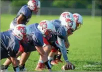  ?? TANIA BARRICKLO — DAILY FREEMAN ?? Red Hook offensive linemen prepare to run a play during last Friday’s practice.