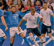  ?? GETTY ?? Berardi, 23 anni, con Mbappè, 19, nel test con la Francia