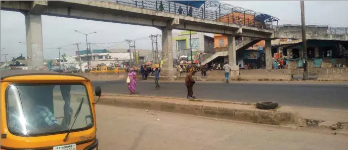  ??  ?? A view of the pedestrian bridge at Hassan Bus stop, close to Iyana-Itire Bus Stop along Oshodi-Apapa Expressway