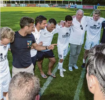  ?? Foto: Reinhold Radloff ?? Als Verletzter schwor beim Hinspiel Schwabmünc­hens Mannschaft­skapitän Janis Danke sein Team auf Vilzing ein. Mit einem Un entschiede­n wie im Herbst wären die Menkinger wohl auch diesmal zufrieden.