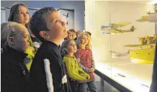  ?? FOTO: PR ?? Bei der Familienfü­hrung stauen besonders die kleinen Besucher. Bad Wurzach erleben, Kirche St. Verena, 14.30 Uhr
Museumsrun­dgang,
Zeppelin NT - Werftbesic­htigungen, Anmeldung, 07541/ 5900343, Zeppelin Hangar, Messestr. 132, 16 Uhr
Sennerei, Die Frau...